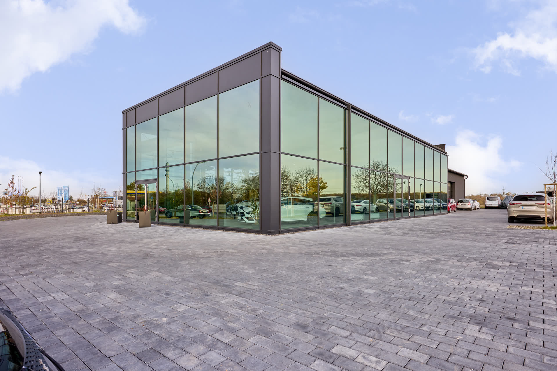 Das neue Autohaus Steinberg in Dietzenbach, Glasfassade bei Tag