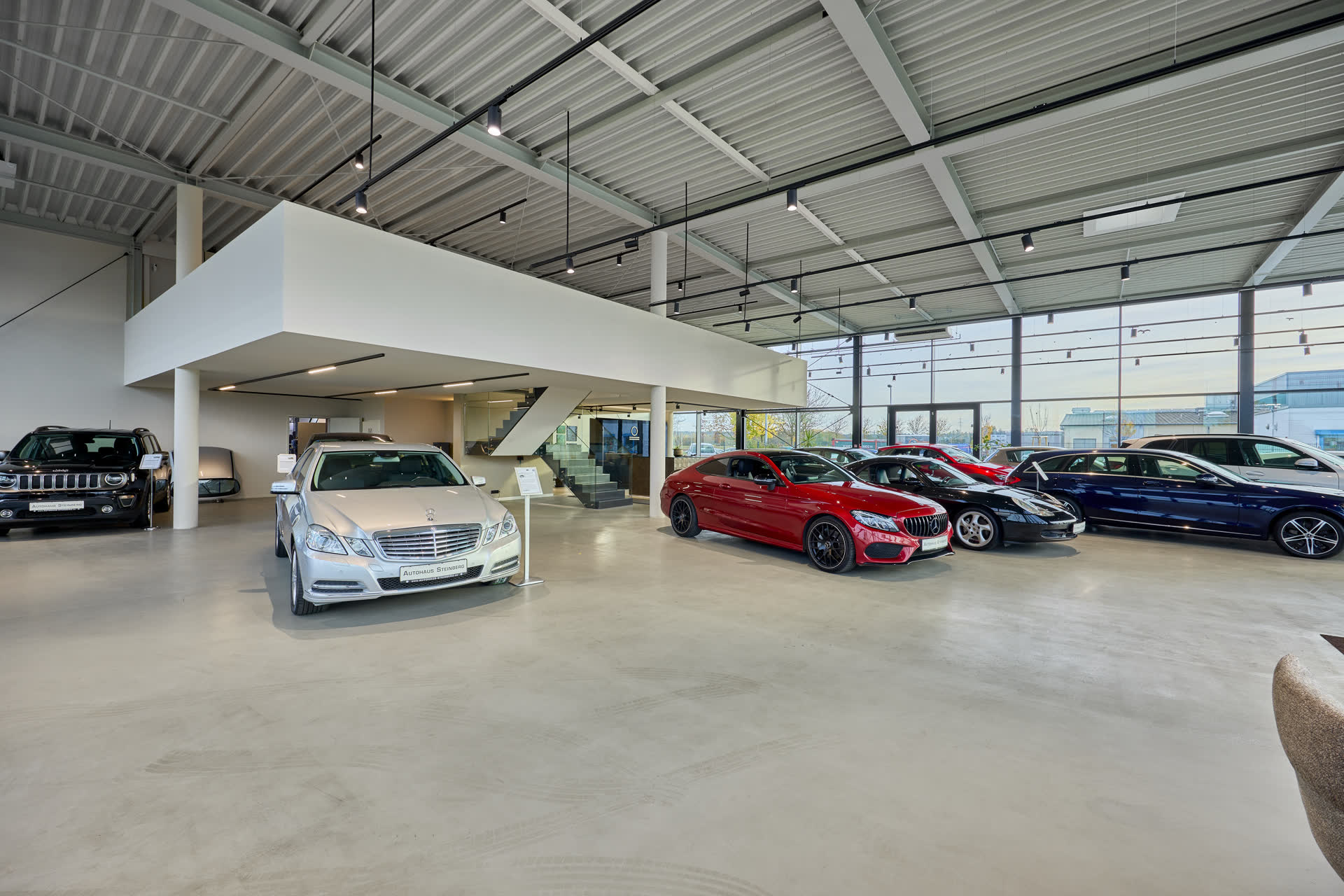 Fahrzeuge in der Ausstellung des Showrooms