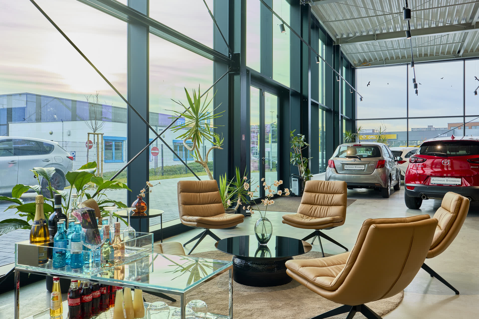 Kundenlounge mit Ledersesseln an der Fensterfront