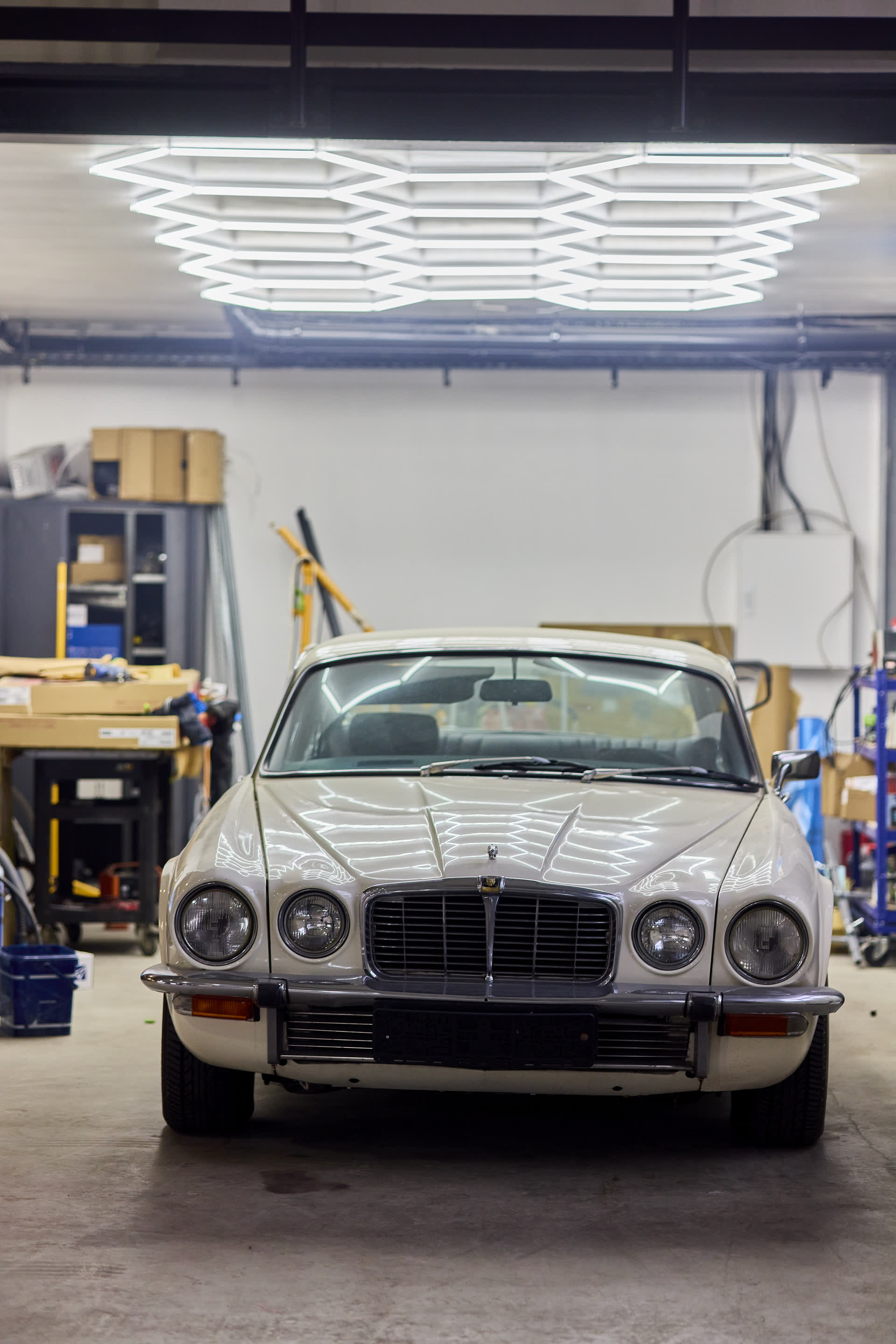Klassischer Jaguar in der Werkstatt