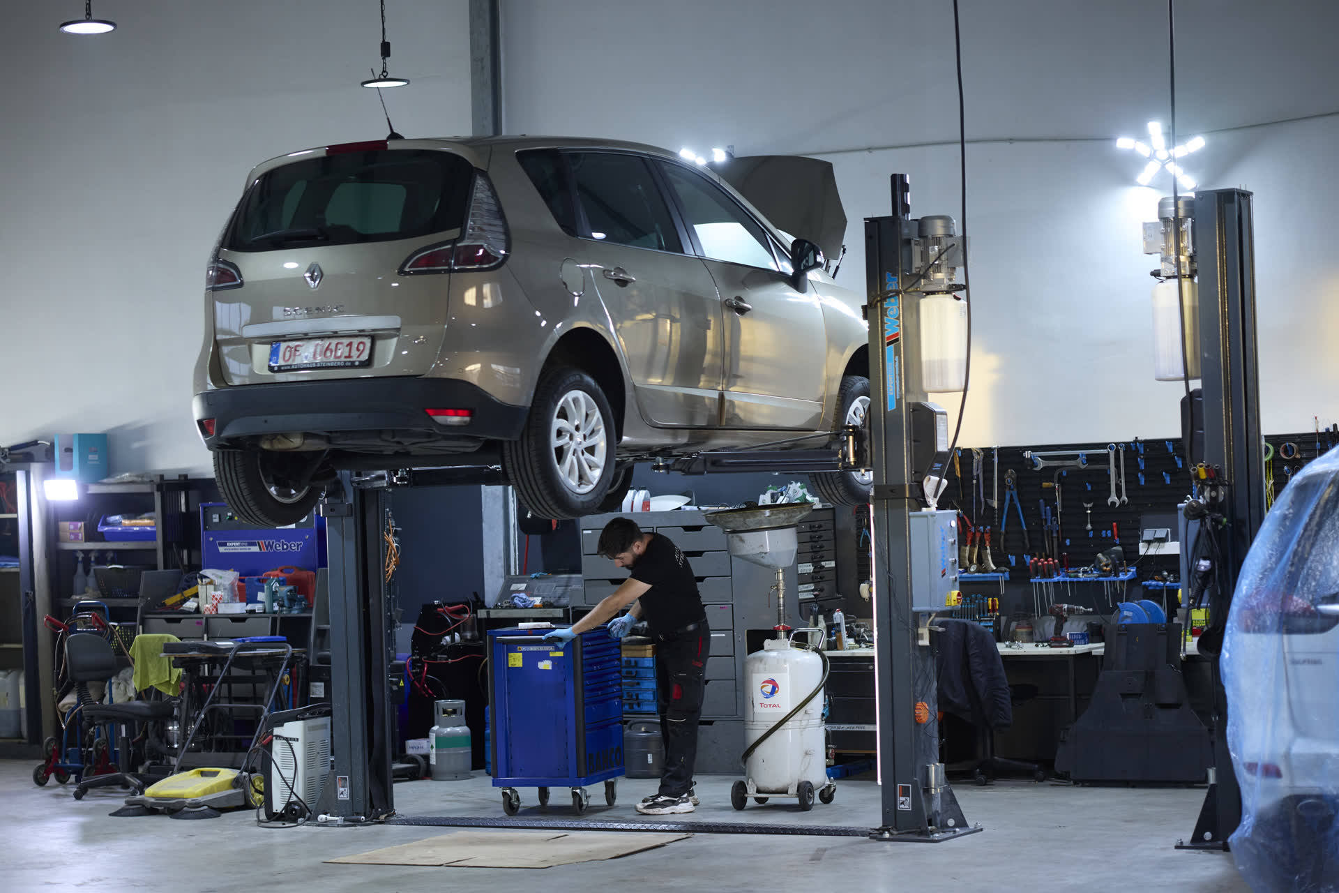 Mechaniker bei der Arbeit an einem Fahrzeug