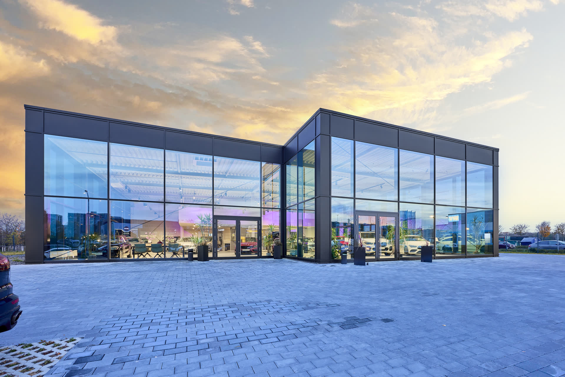 Das Autohaus Steinberg im Licht des Sonnenuntergangs