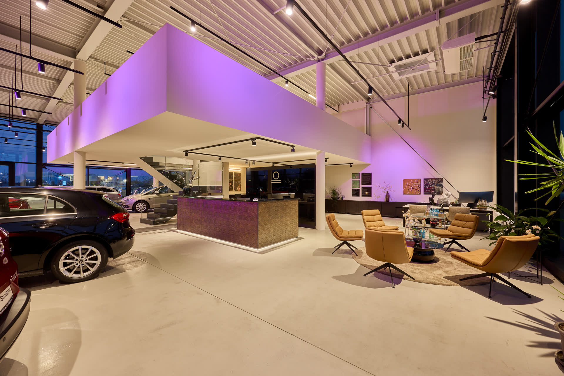 Der Showroom am Abend mit farbiger Beleuchtung