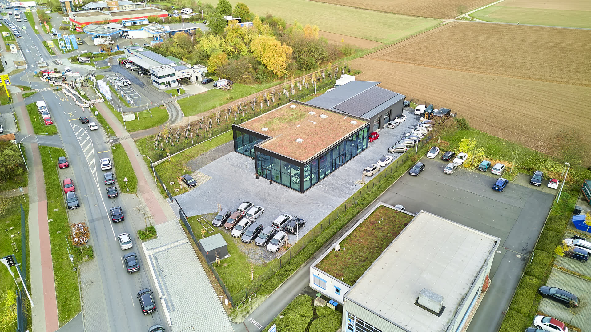 Luftaufnahme mit Lage des Autohauses und den Stellplätzen