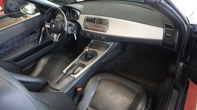 Fahrzeugabbildung BMW Z4 Roadster 2,99 % FINANZIERUNG¹+LEDER+XENON 3.0