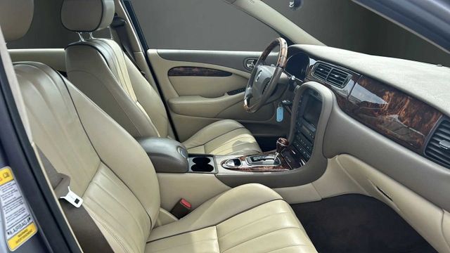 Fahrzeugabbildung Jaguar S-TYPE AUTOMATIK+LEDER+NAVIGATION V6 Diesel Exec