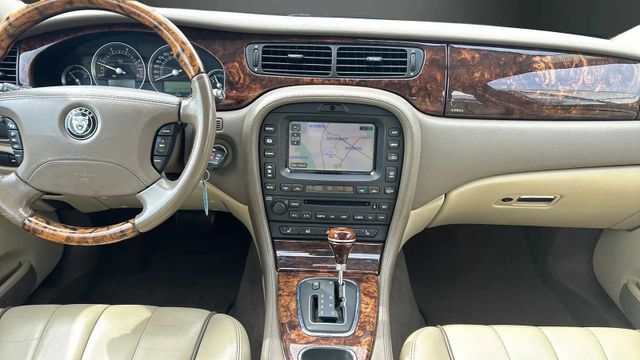 Fahrzeugabbildung Jaguar S-TYPE AUTOMATIK+LEDER+NAVIGATION V6 Diesel Exec