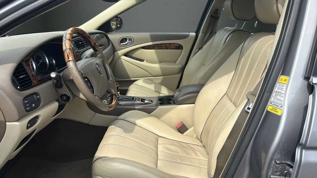 Fahrzeugabbildung Jaguar S-TYPE AUTOMATIK+LEDER+NAVIGATION V6 Diesel Exec