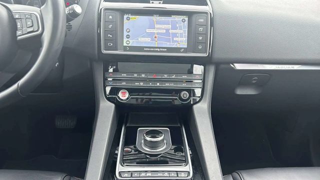 Fahrzeugabbildung Jaguar F-Pace AUTOMATIK+NAVI+LEDER+PANO+KAMERA AWD