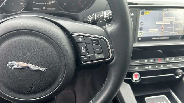 Fahrzeugabbildung Jaguar F-Pace AUTOMATIK+NAVI+LEDER+PANO+KAMERA AWD