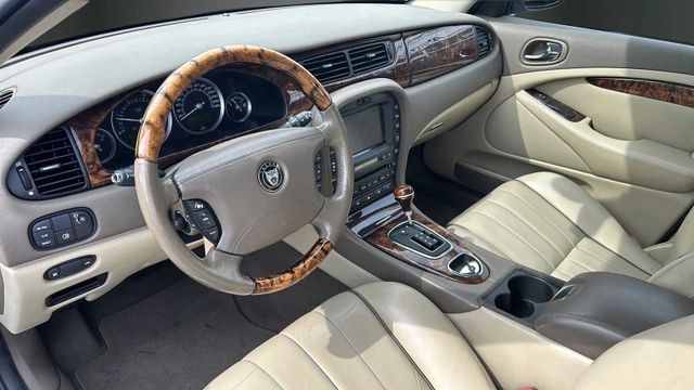 Fahrzeugabbildung Jaguar S-TYPE AUTOMATIK+LEDER+NAVIGATION V6 Diesel Exec