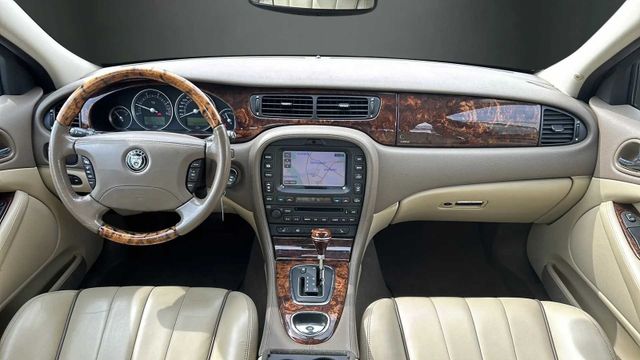 Fahrzeugabbildung Jaguar S-TYPE AUTOMATIK+LEDER+NAVIGATION V6 Diesel Exec