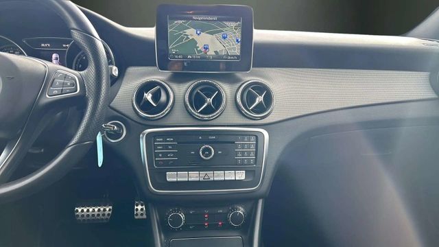 Fahrzeugabbildung Mercedes-Benz CLA 200 7G-DCT AUTOMATIK+NAVI+SHZ+TEMPOMAZT+PDC