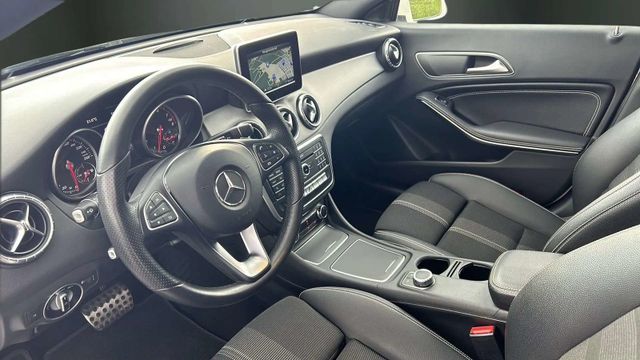 Fahrzeugabbildung Mercedes-Benz CLA 200 7G-DCT AUTOMATIK+NAVI+SHZ+TEMPOMAZT+PDC