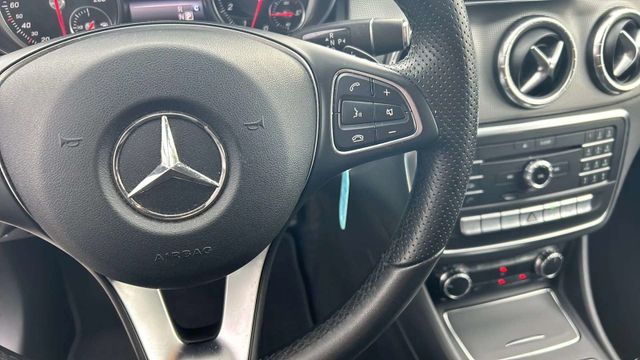 Fahrzeugabbildung Mercedes-Benz CLA 200 7G-DCT AUTOMATIK+NAVI+SHZ+TEMPOMAZT+PDC