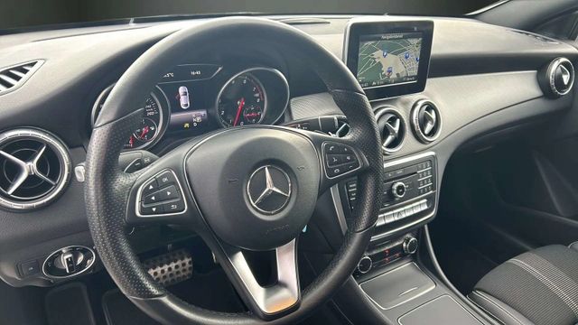 Fahrzeugabbildung Mercedes-Benz CLA 200 7G-DCT AUTOMATIK+NAVI+SHZ+TEMPOMAZT+PDC