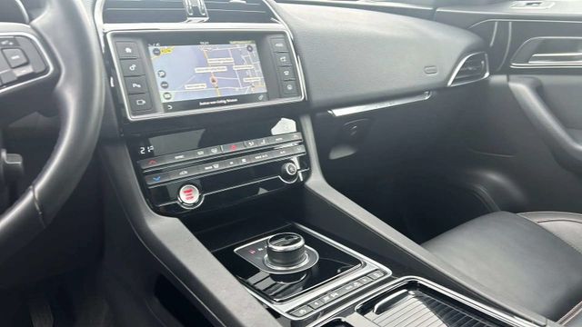 Fahrzeugabbildung Jaguar F-Pace AUTOMATIK+NAVI+LEDER+PANO+KAMERA AWD