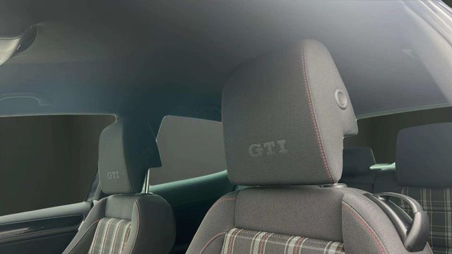 Fahrzeugabbildung Volkswagen Golf VI SITZHEIZUNG+EINPARKHILFE+ALU GTI