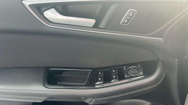 Fahrzeugabbildung Ford S-MAX AUTOMATIK+NAVIGATION+PANO+7 SITZE+XENON