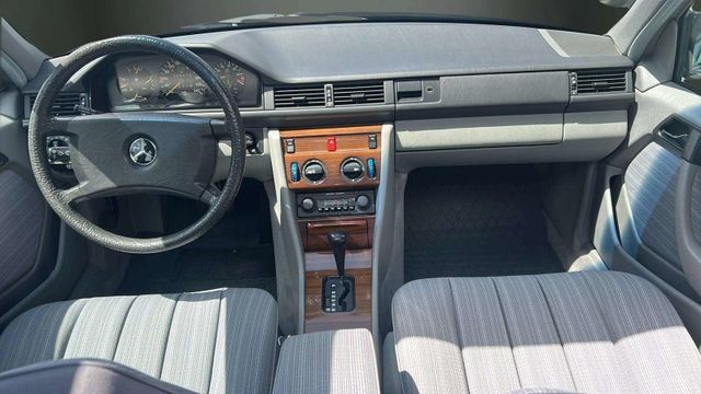 Fahrzeugabbildung Mercedes-Benz E 260 OLDTIMER H-KENNZEICHEN+SCHECKHEFT+ESSD+TEM