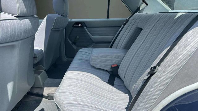Fahrzeugabbildung Mercedes-Benz E 260 OLDTIMER H-KENNZEICHEN+SCHECKHEFT+ESSD+TEM