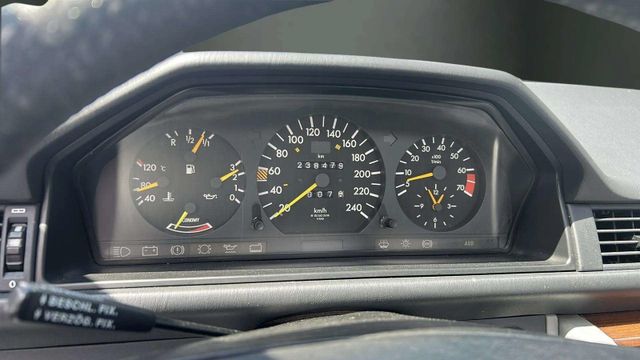 Fahrzeugabbildung Mercedes-Benz E 260 OLDTIMER H-KENNZEICHEN+SCHECKHEFT+ESSD+TEM
