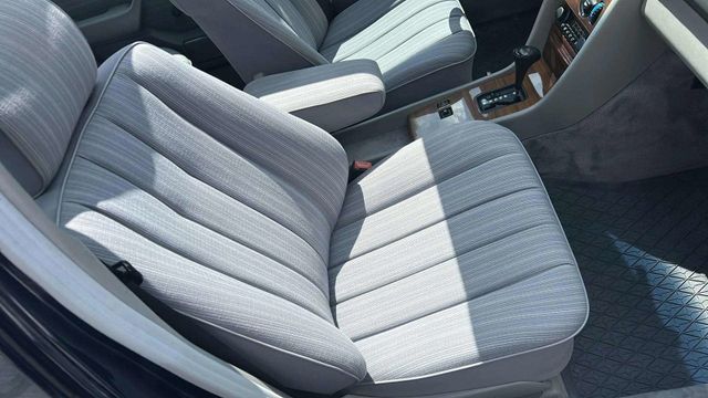 Fahrzeugabbildung Mercedes-Benz E 260 OLDTIMER H-KENNZEICHEN+SCHECKHEFT+ESSD+TEM