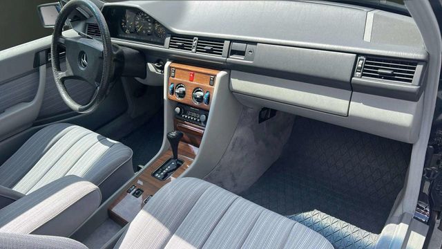 Fahrzeugabbildung Mercedes-Benz E 260 OLDTIMER H-KENNZEICHEN+SCHECKHEFT+ESSD+TEM