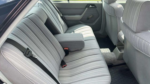 Fahrzeugabbildung Mercedes-Benz E 260 OLDTIMER H-KENNZEICHEN+SCHECKHEFT+ESSD+TEM