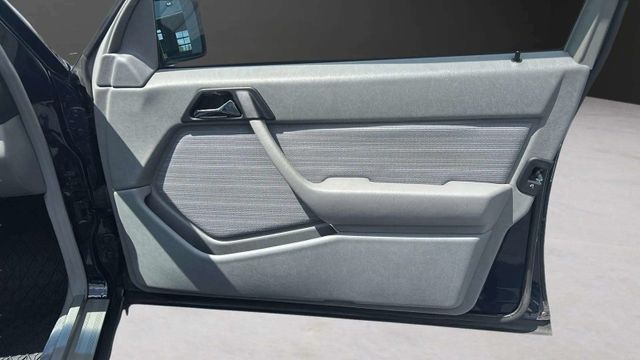 Fahrzeugabbildung Mercedes-Benz E 260 OLDTIMER H-KENNZEICHEN+SCHECKHEFT+ESSD+TEM