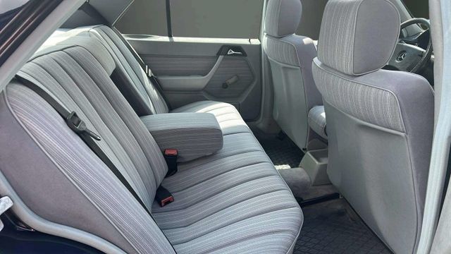 Fahrzeugabbildung Mercedes-Benz E 260 OLDTIMER H-KENNZEICHEN+SCHECKHEFT+ESSD+TEM