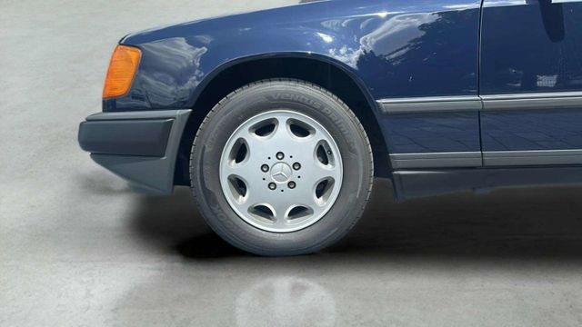 Fahrzeugabbildung Mercedes-Benz E 260 OLDTIMER H-KENNZEICHEN+SCHECKHEFT+ESSD+TEM