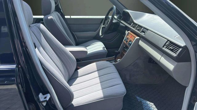 Fahrzeugabbildung Mercedes-Benz E 260 OLDTIMER H-KENNZEICHEN+SCHECKHEFT+ESSD+TEM