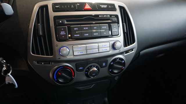 Fahrzeugabbildung Hyundai i20 AUTOMATIK+1. HAND+ EINPARKHILFE Style