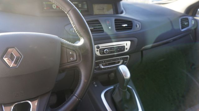 Fahrzeugabbildung Renault Scenic III Limited AUTOMATIK+NAVIGATION+SHZ+PD