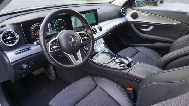 Fahrzeugabbildung Mercedes-Benz E 300 AUTOMATIK+NAVIGATION+SHZ+TEMPOM+XENON E 30