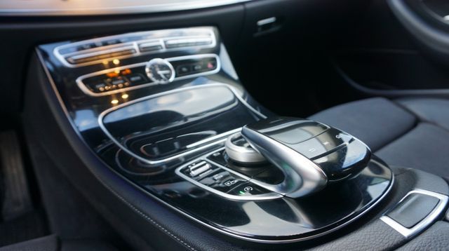 Fahrzeugabbildung Mercedes-Benz E 300 AUTOMATIK+NAVIGATION+SHZ+TEMPOM+XENON E 30