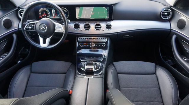 Fahrzeugabbildung Mercedes-Benz E 300 AUTOMATIK+NAVIGATION+SHZ+TEMPOM+XENON E 30