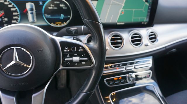 Fahrzeugabbildung Mercedes-Benz E 300 AUTOMATIK+NAVIGATION+SHZ+TEMPOM+XENON E 30