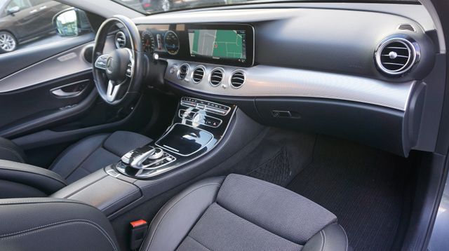 Fahrzeugabbildung Mercedes-Benz E 300 AUTOMATIK+NAVIGATION+SHZ+TEMPOM+XENON E 30