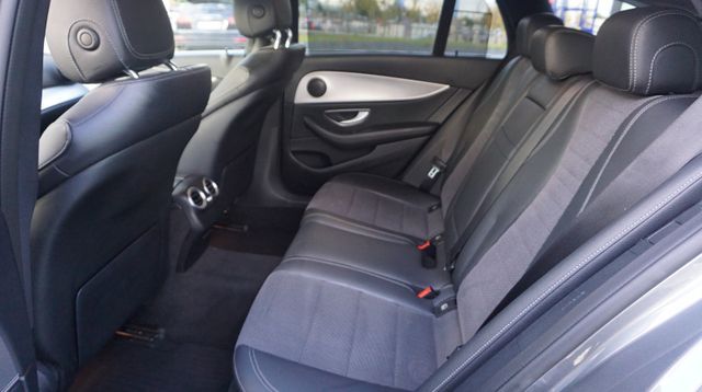 Fahrzeugabbildung Mercedes-Benz E 300 AUTOMATIK+NAVIGATION+SHZ+TEMPOM+XENON E 30