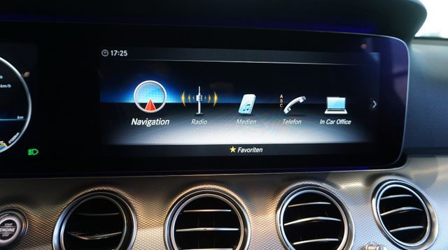 Fahrzeugabbildung Mercedes-Benz E 300 AUTOMATIK+NAVIGATION+SHZ+TEMPOM+XENON E 30