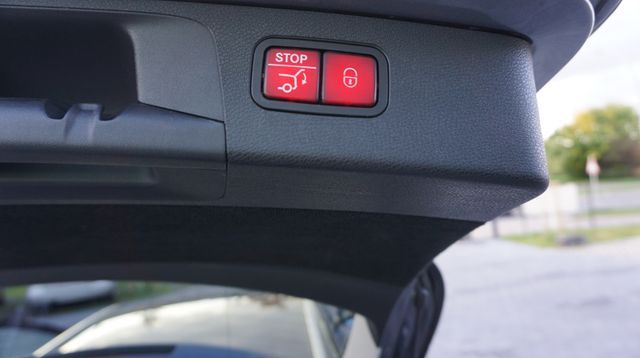 Fahrzeugabbildung Mercedes-Benz E 300 AUTOMATIK+NAVIGATION+SHZ+TEMPOM+XENON E 30