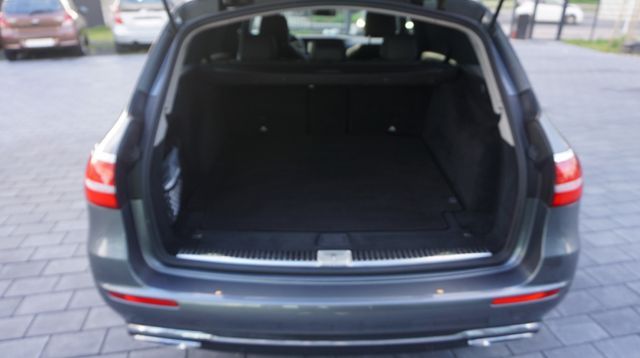 Fahrzeugabbildung Mercedes-Benz E 300 AUTOMATIK+NAVIGATION+SHZ+TEMPOM+XENON E 30