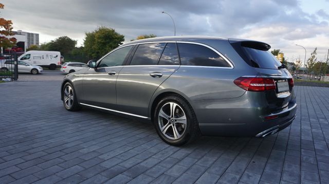 Fahrzeugabbildung Mercedes-Benz E 300 AUTOMATIK+NAVIGATION+SHZ+TEMPOM+XENON E 30