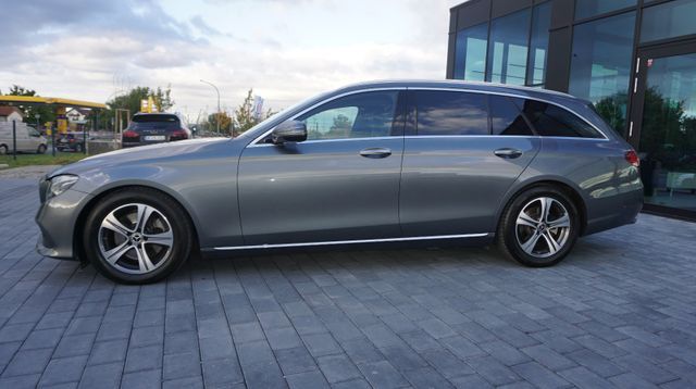 Fahrzeugabbildung Mercedes-Benz E 300 AUTOMATIK+NAVIGATION+SHZ+TEMPOM+XENON E 30
