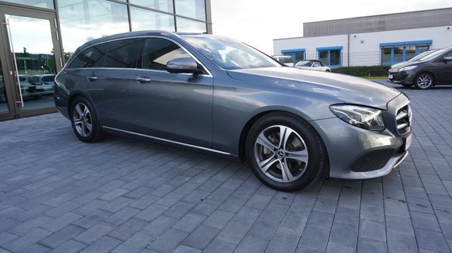 Fahrzeugabbildung Mercedes-Benz E 300 AUTOMATIK+NAVIGATION+SHZ+TEMPOM+XENON E 30