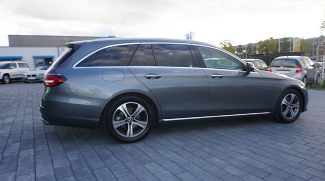 Fahrzeugabbildung Mercedes-Benz E 300 AUTOMATIK+NAVIGATION+SHZ+TEMPOM+XENON E 30