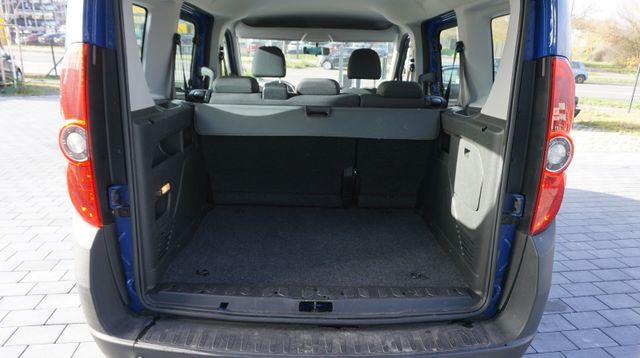 Fahrzeugabbildung Opel Combo NAVIGATION+AHK+EINPARKHILFE Combo D Select