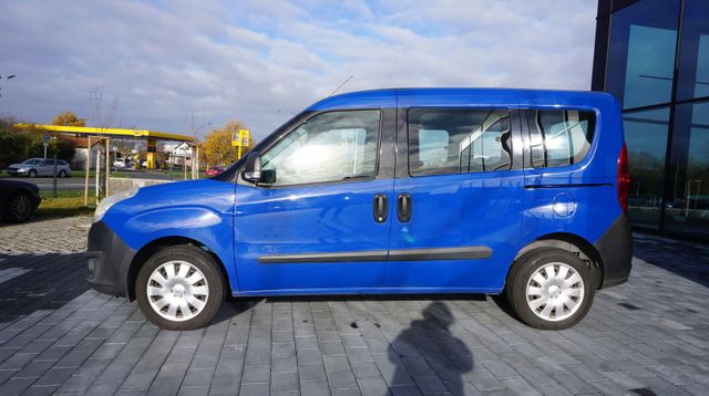 Fahrzeugabbildung Opel Combo NAVIGATION+AHK+EINPARKHILFE Combo D Select